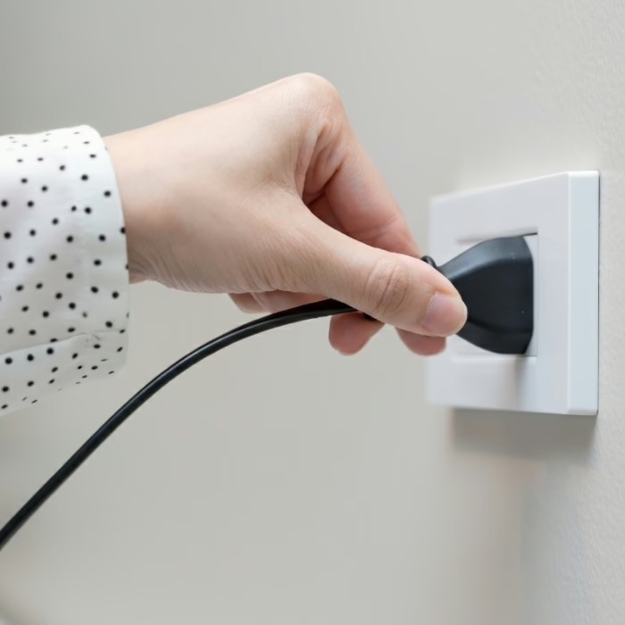 Coolzy climatiseur portable Plug and Play branché sur prise électrique